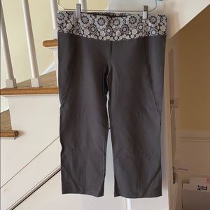 Grey cropped Lululemon yoga pants